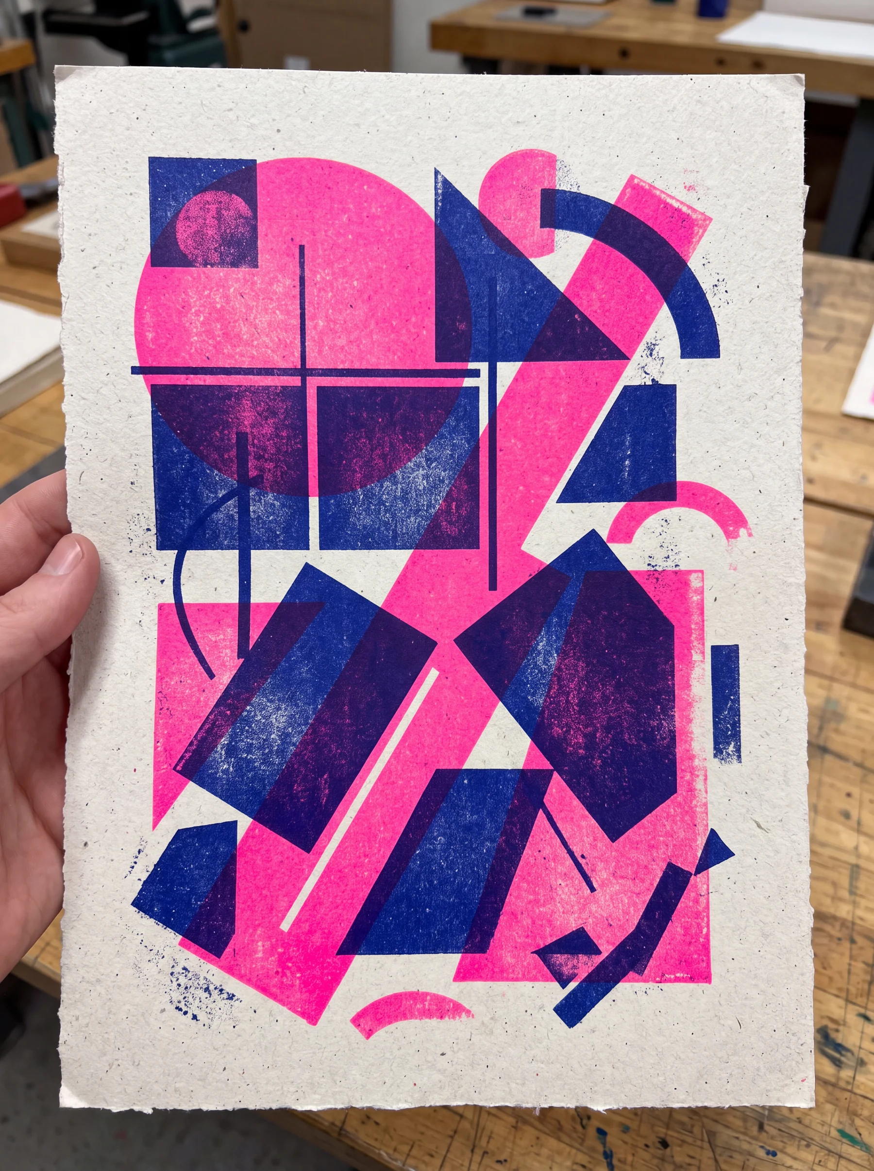 Impresión risográfica en rosa flúor y azul con desregistro de tinta