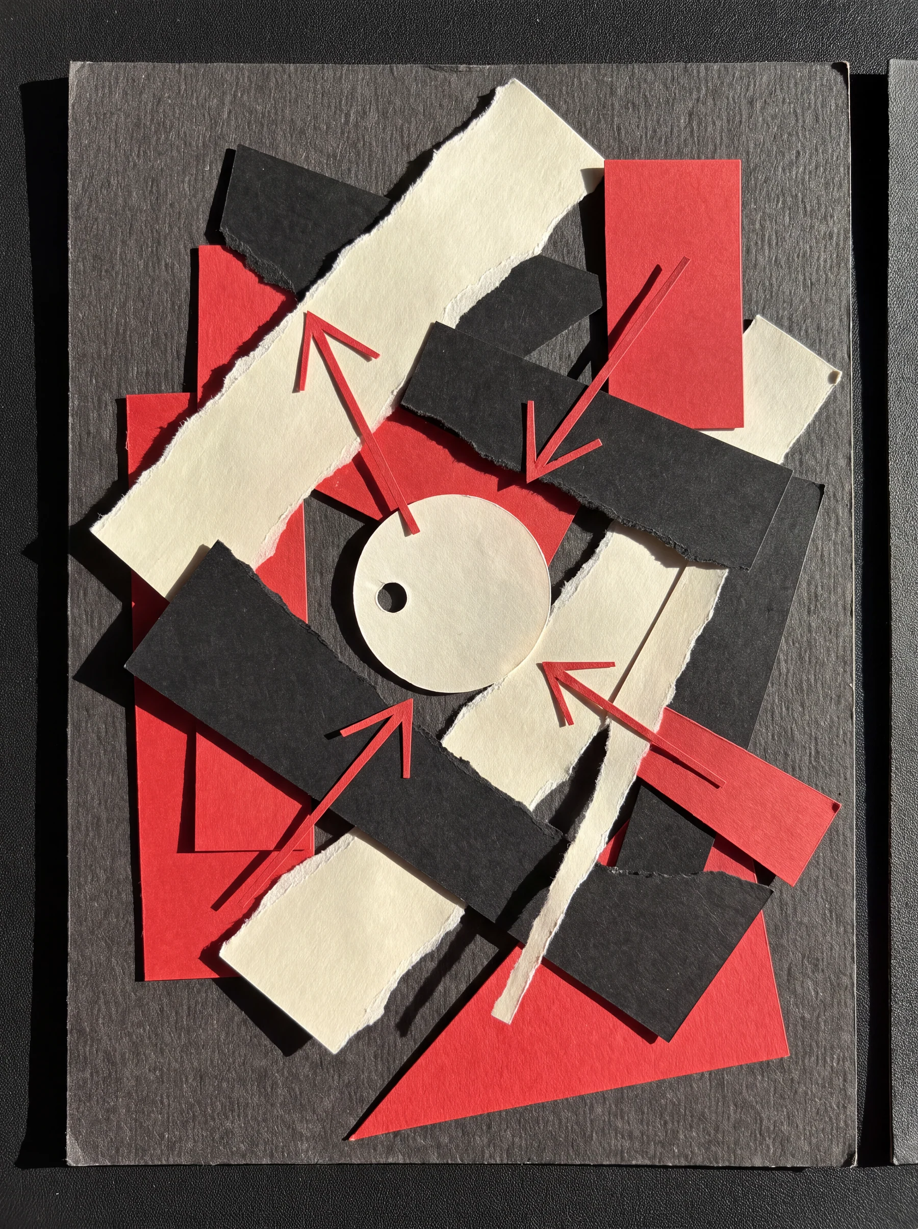 Collage constructivista de papel rasgado, bloques rojos y flechas sobre cartón gris