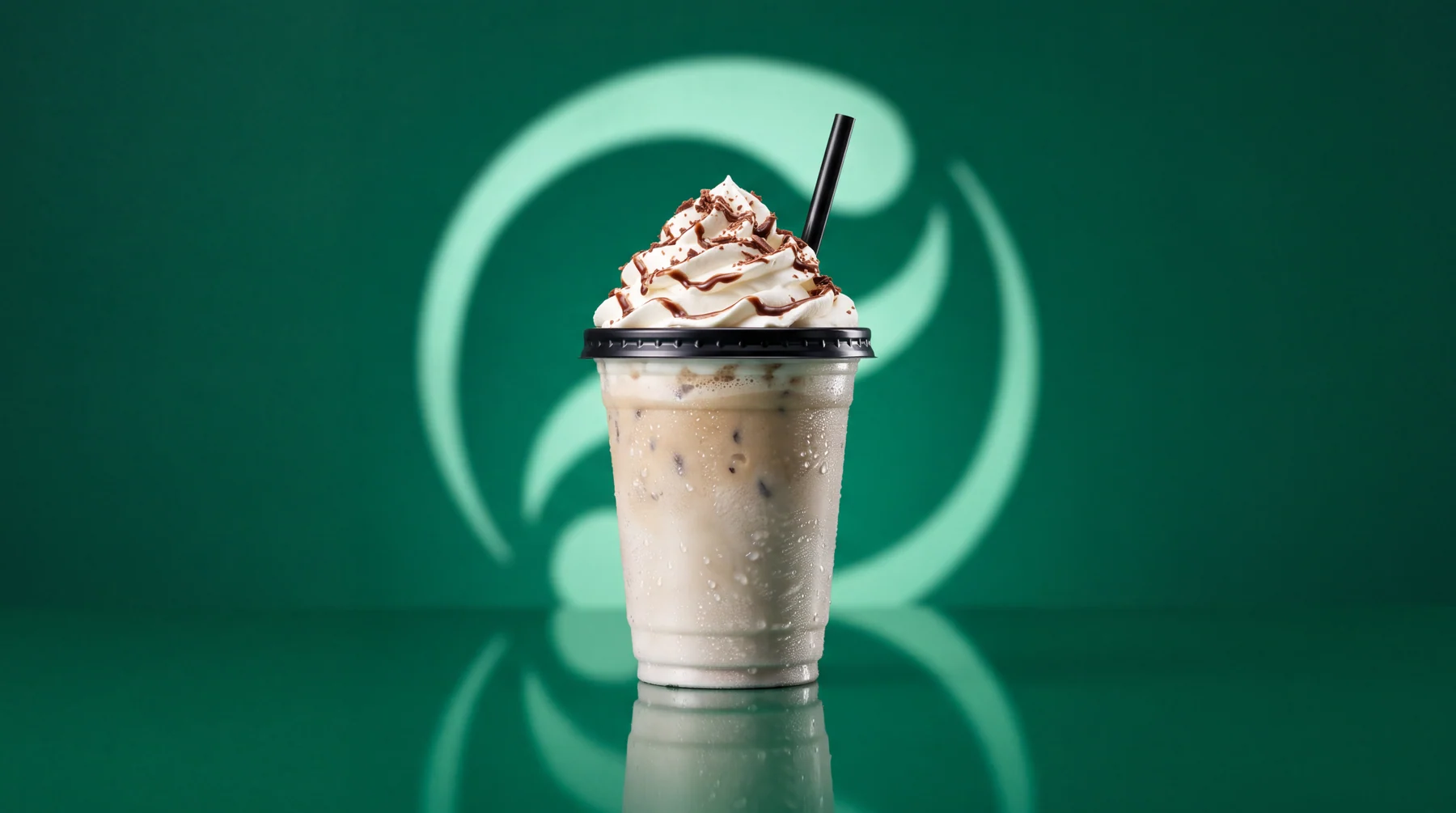 Vaso esmerilado con crema centrado sobre fondo verde esmeralda plano