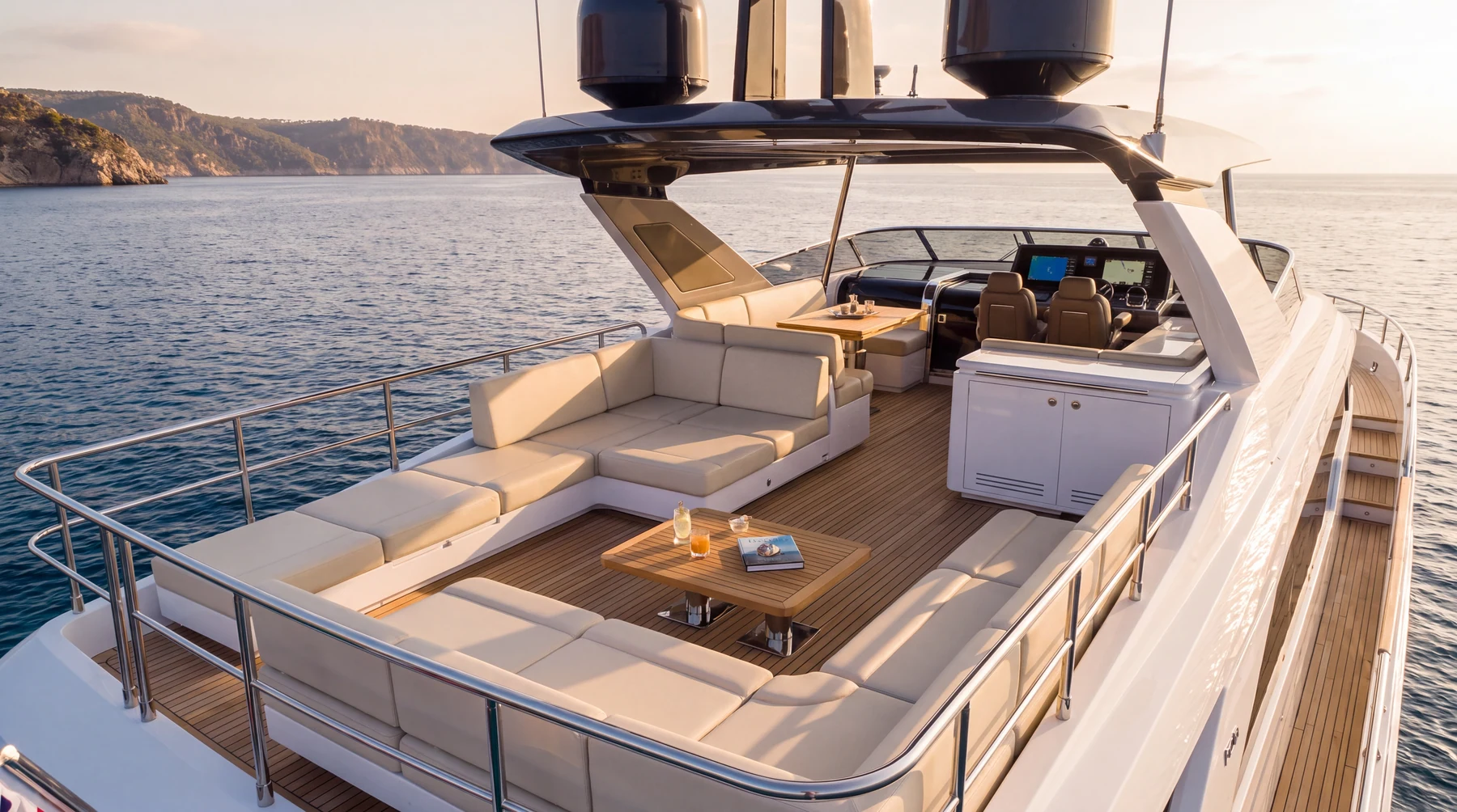 Flybridge con sofá en U y puesto de mando