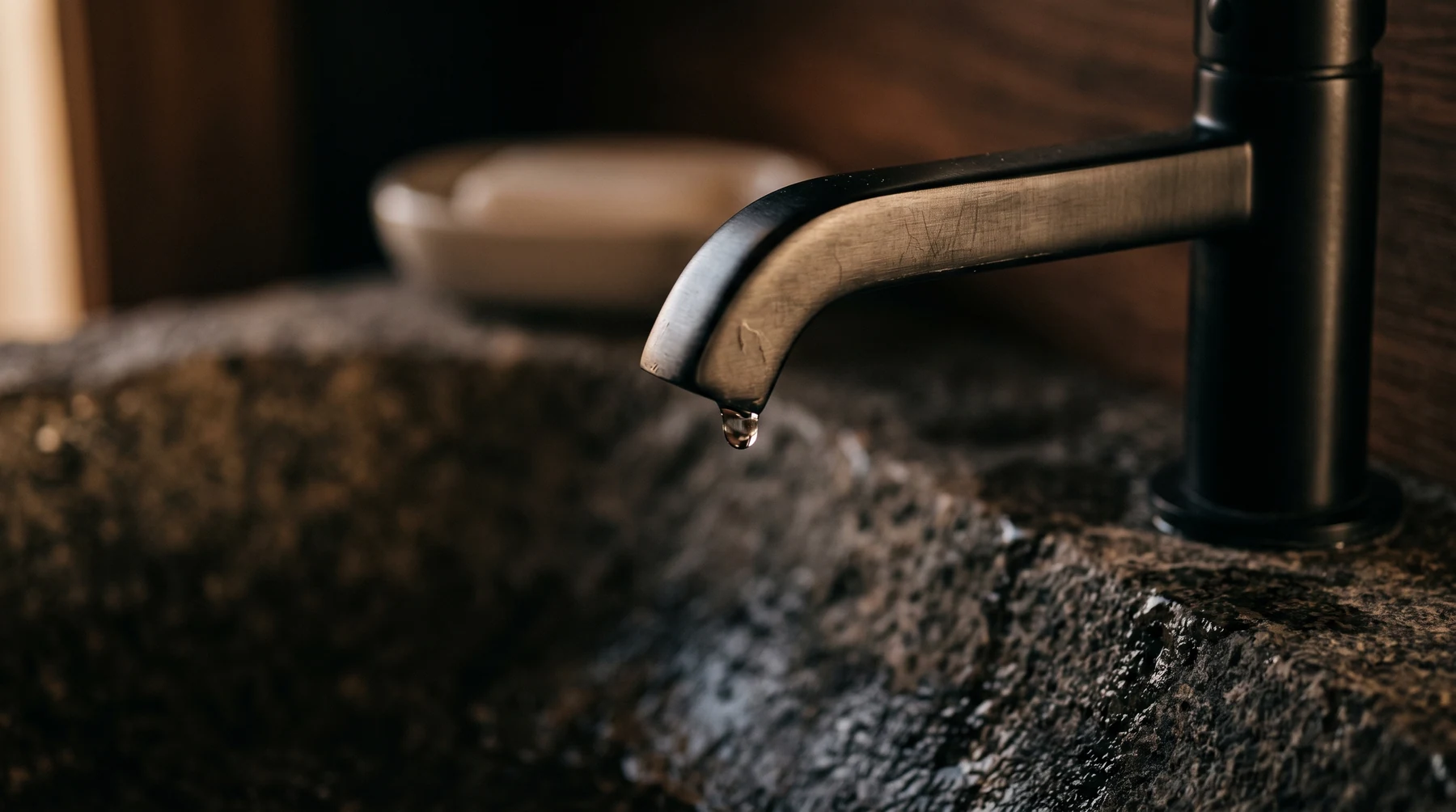 Cocina en gris grafito de noche con comedor de listones de madera